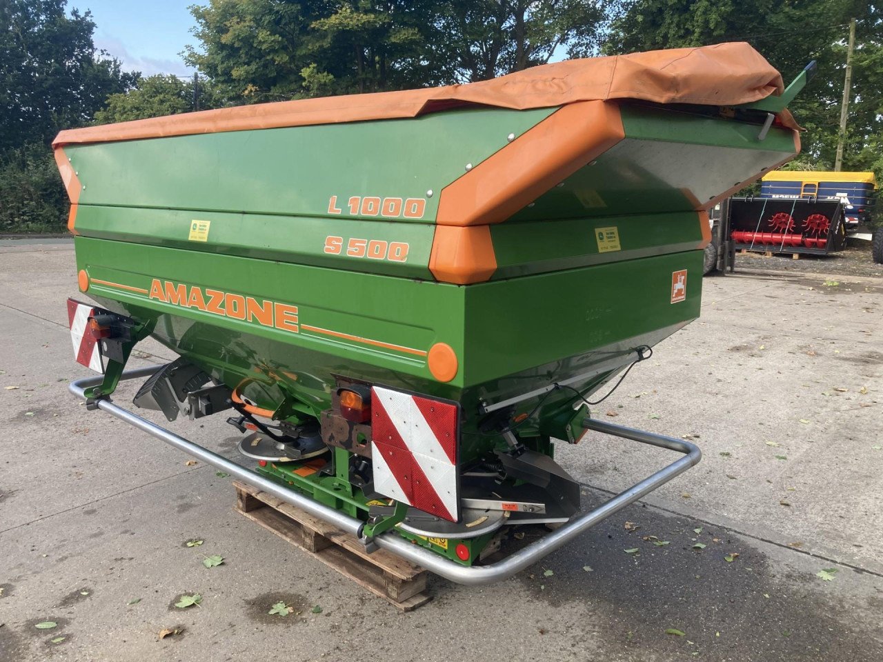 FERTILISER SPREADER