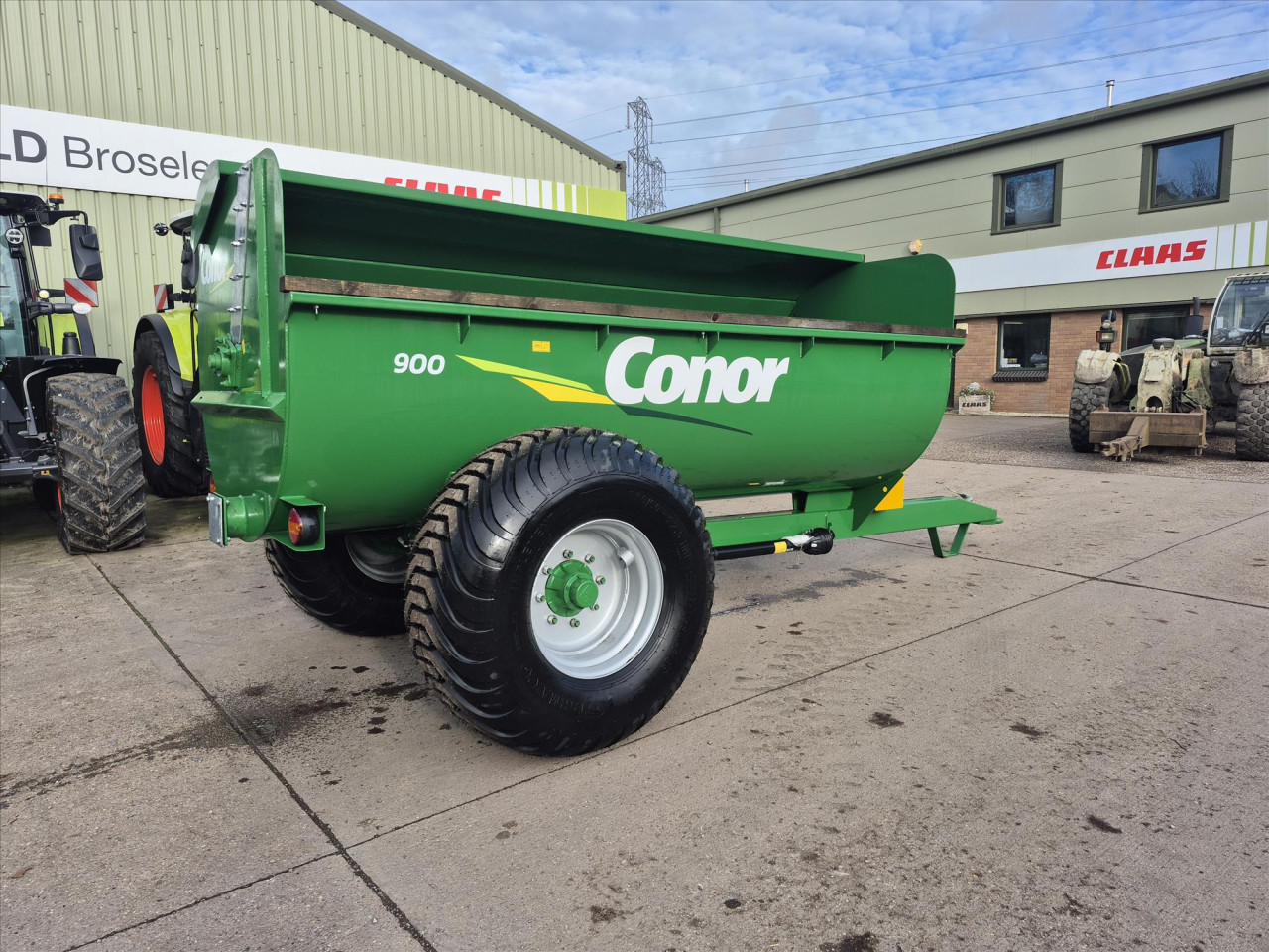 900 SIDE DISCHARGE MUCK SPREADER