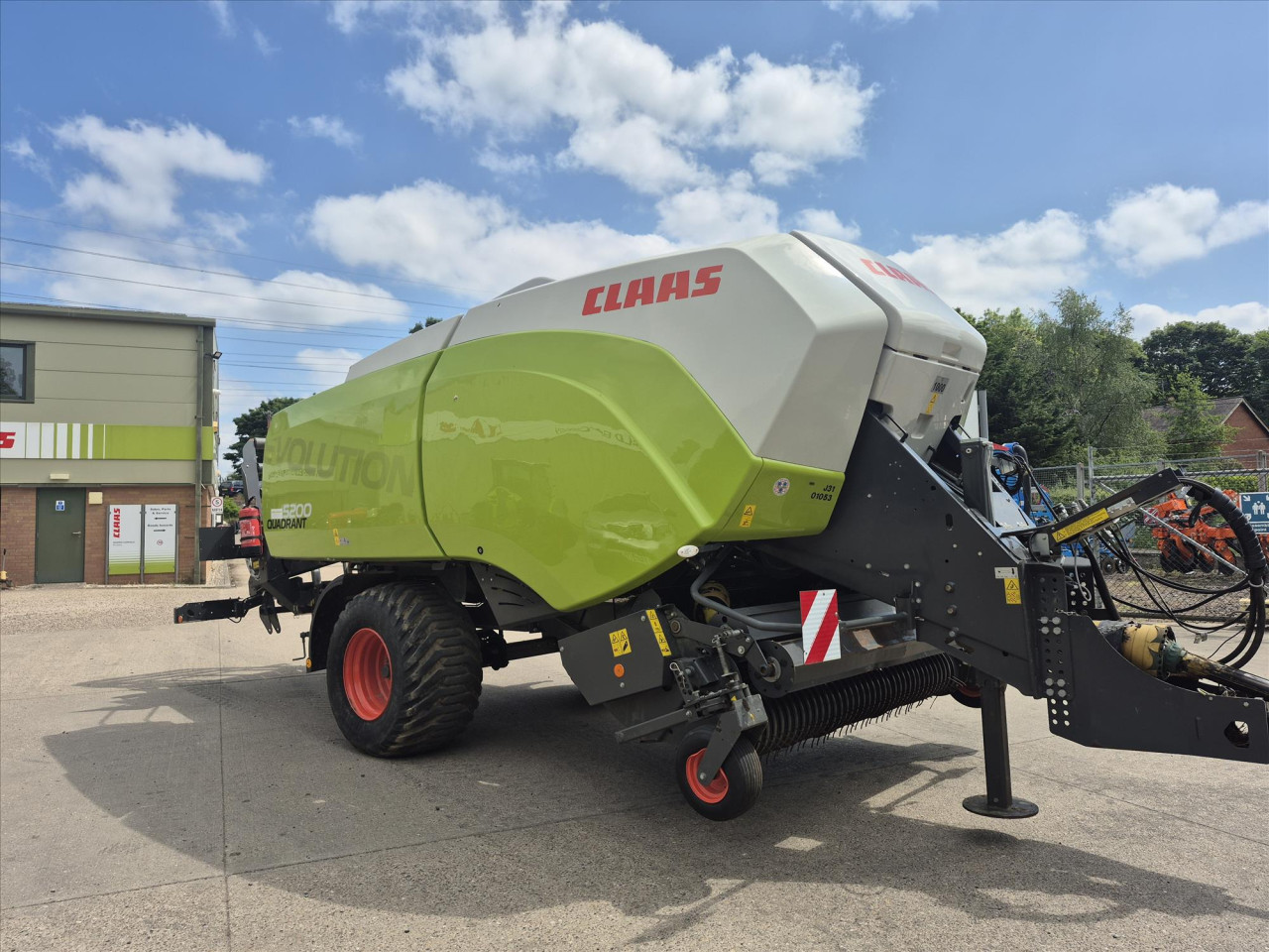 QUADRANT 5200 LARGE SQUARE BALER