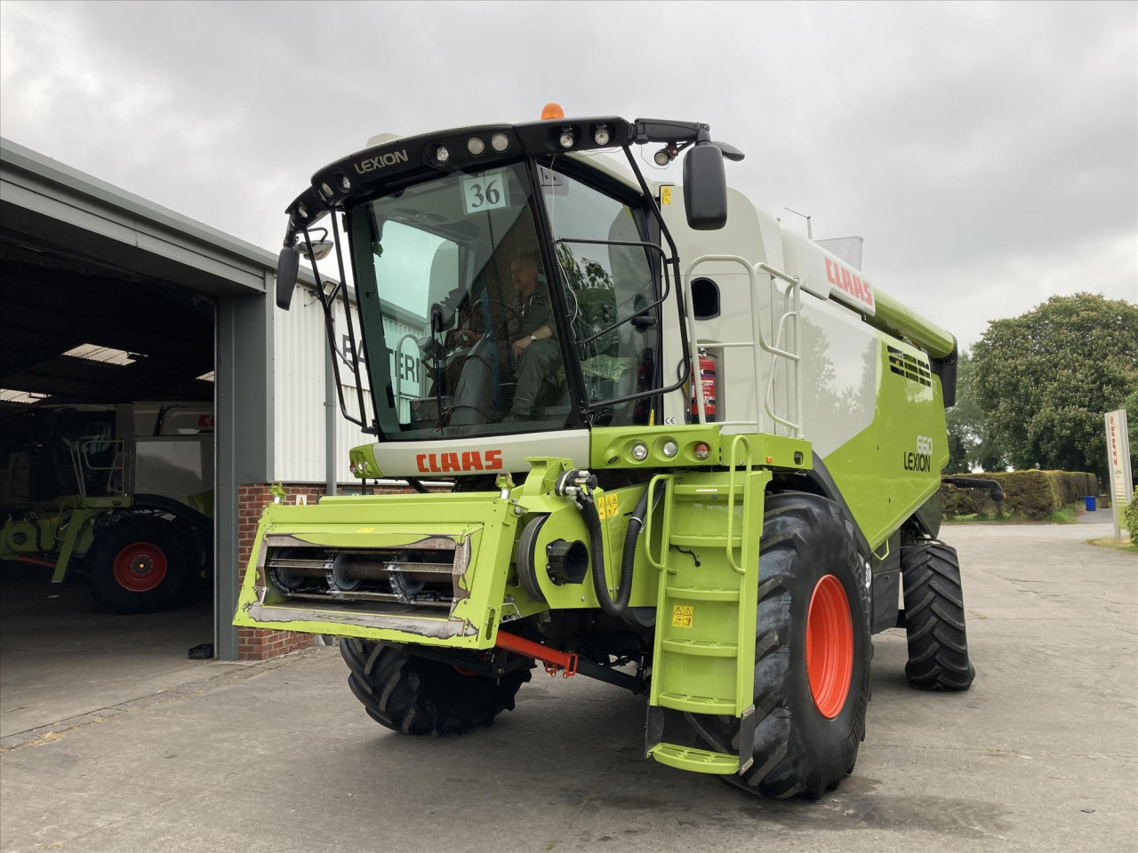 USED 2019 LEXION 660 C/W V900 VARIO CUTTERBAR