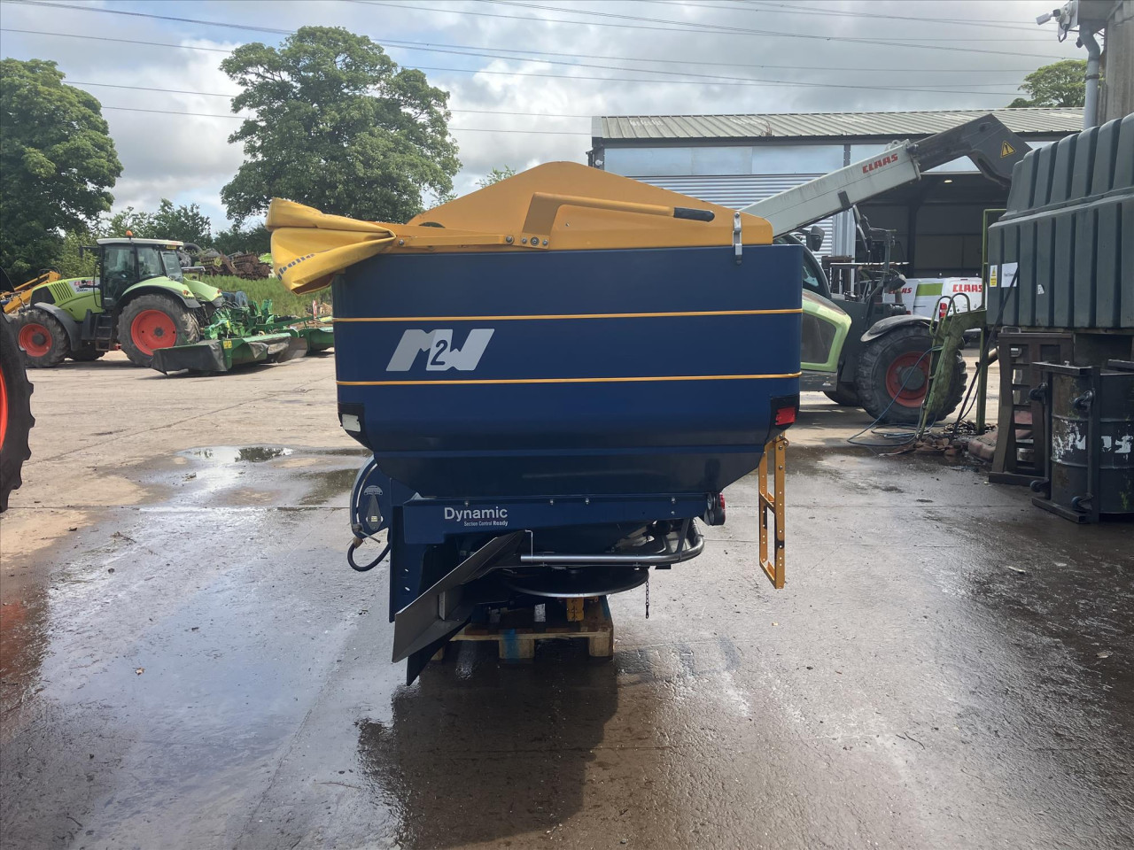 M2W FERTILISER SPREADER