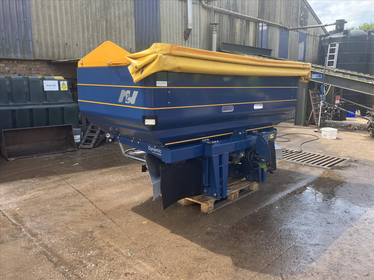 M2W FERTILISER SPREADER