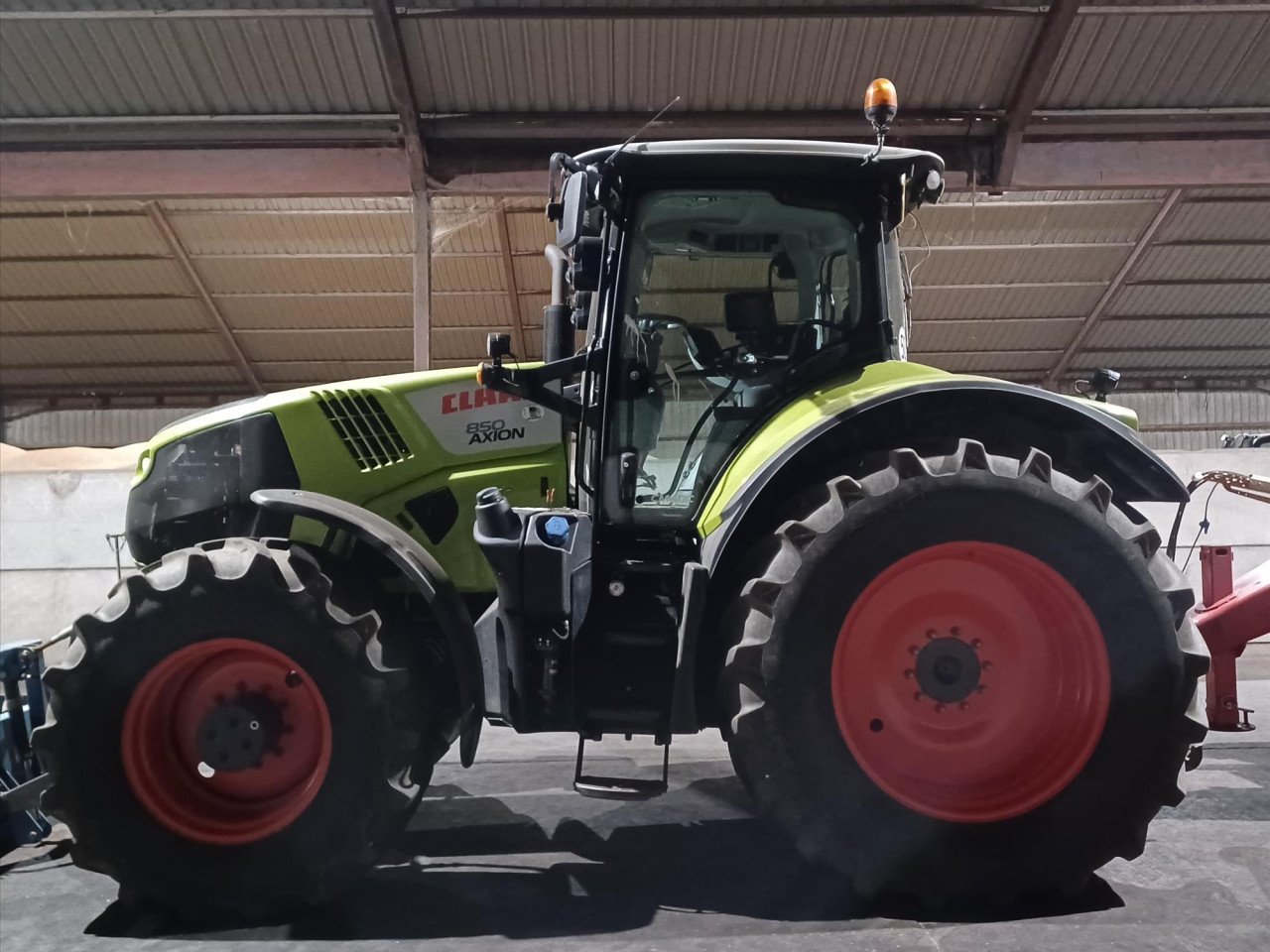 USED AXION 850