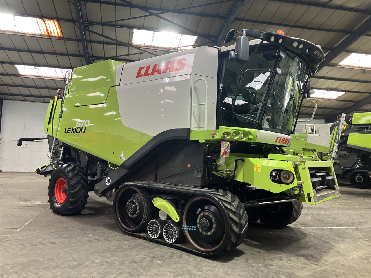 USED 2016 LEXION 670TT C/W V750 VARIO CUTTERBAR (52804224)