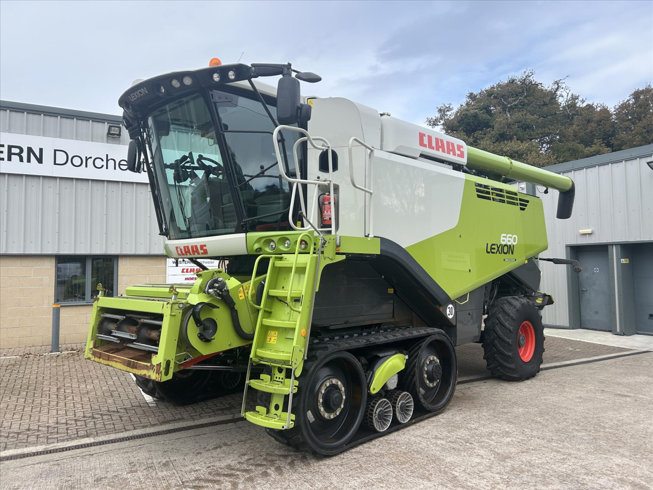 LEXION 660TT WITH V770 CUTTERBAR