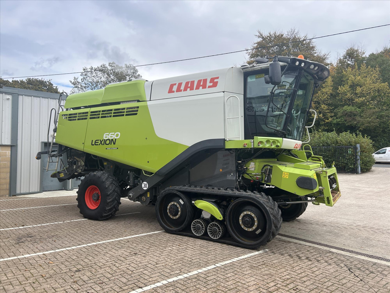 LEXION 660TT WITH V770 CUTTERBAR