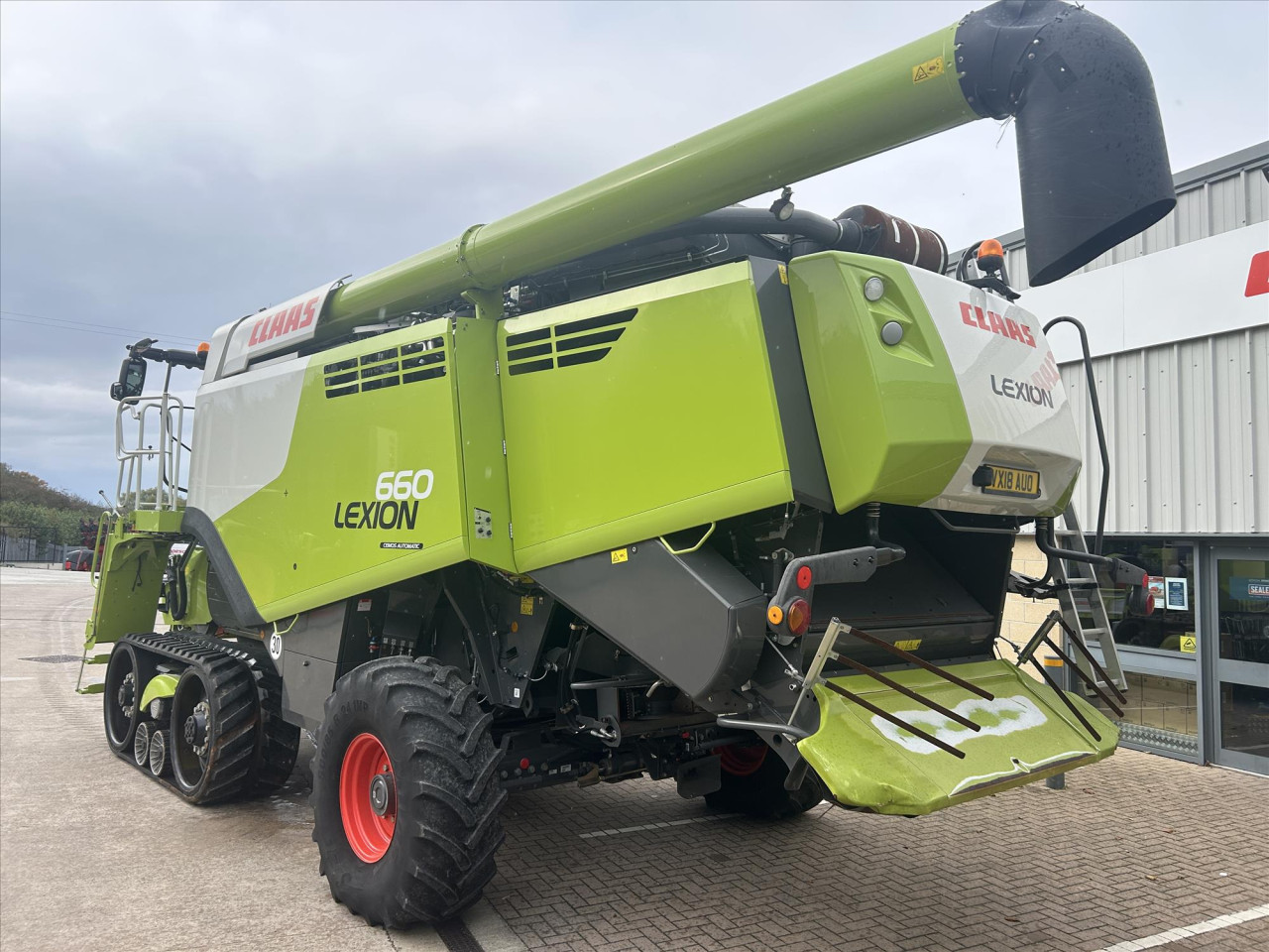 LEXION 660TT WITH V770 CUTTERBAR