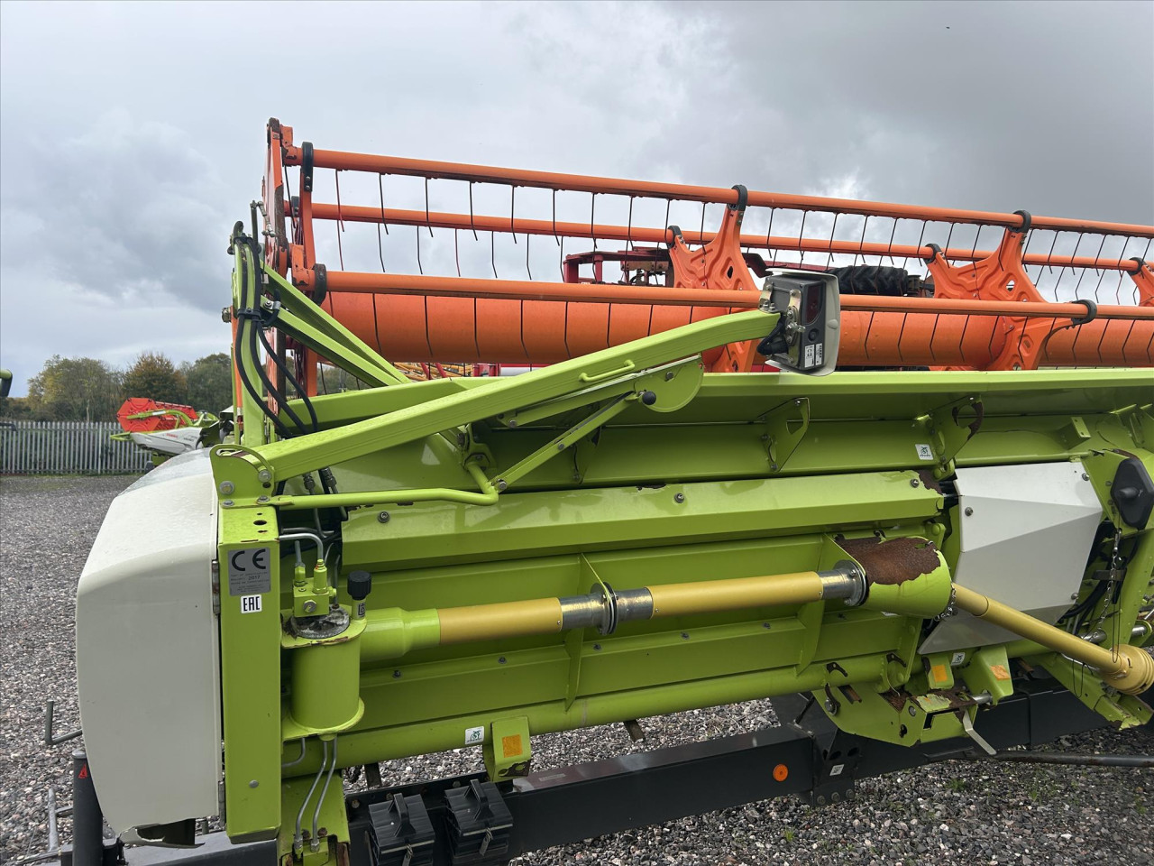 LEXION 660TT WITH V770 CUTTERBAR