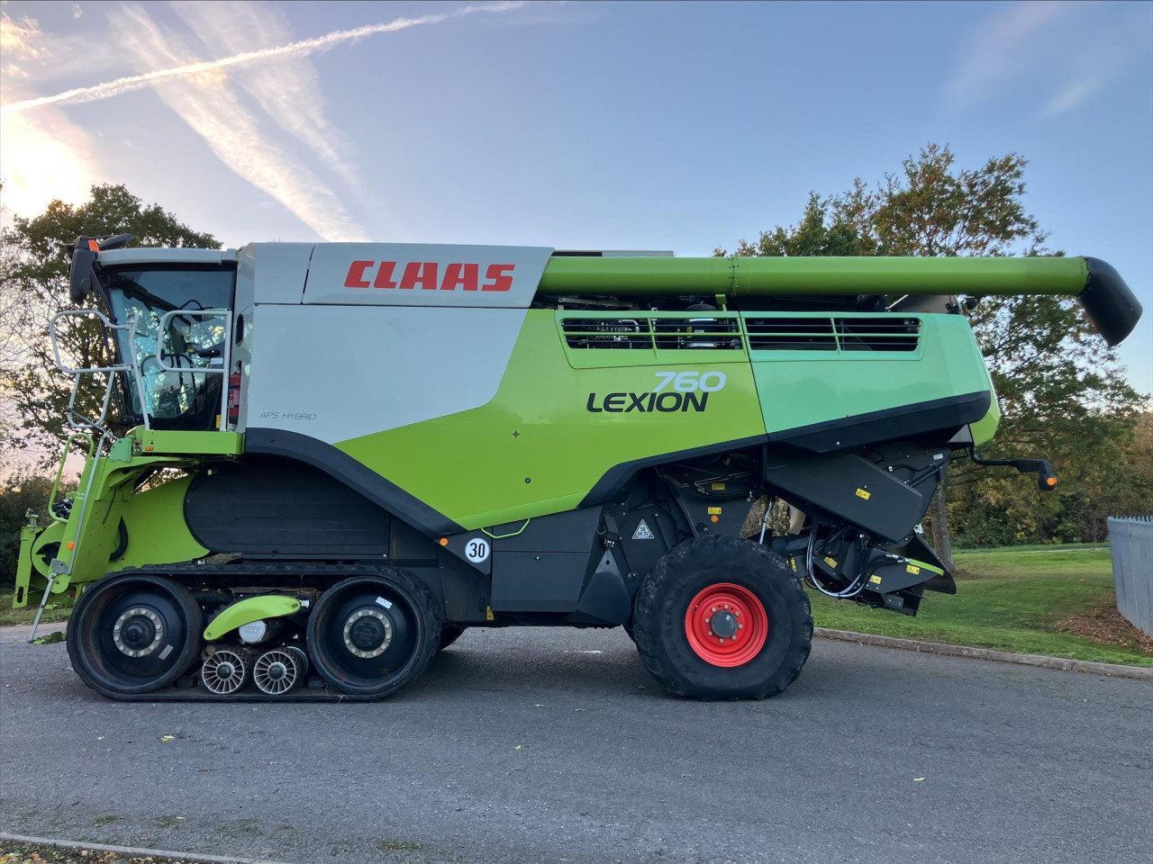 LEXION 760TT C/W V1050 CUTTERBAR