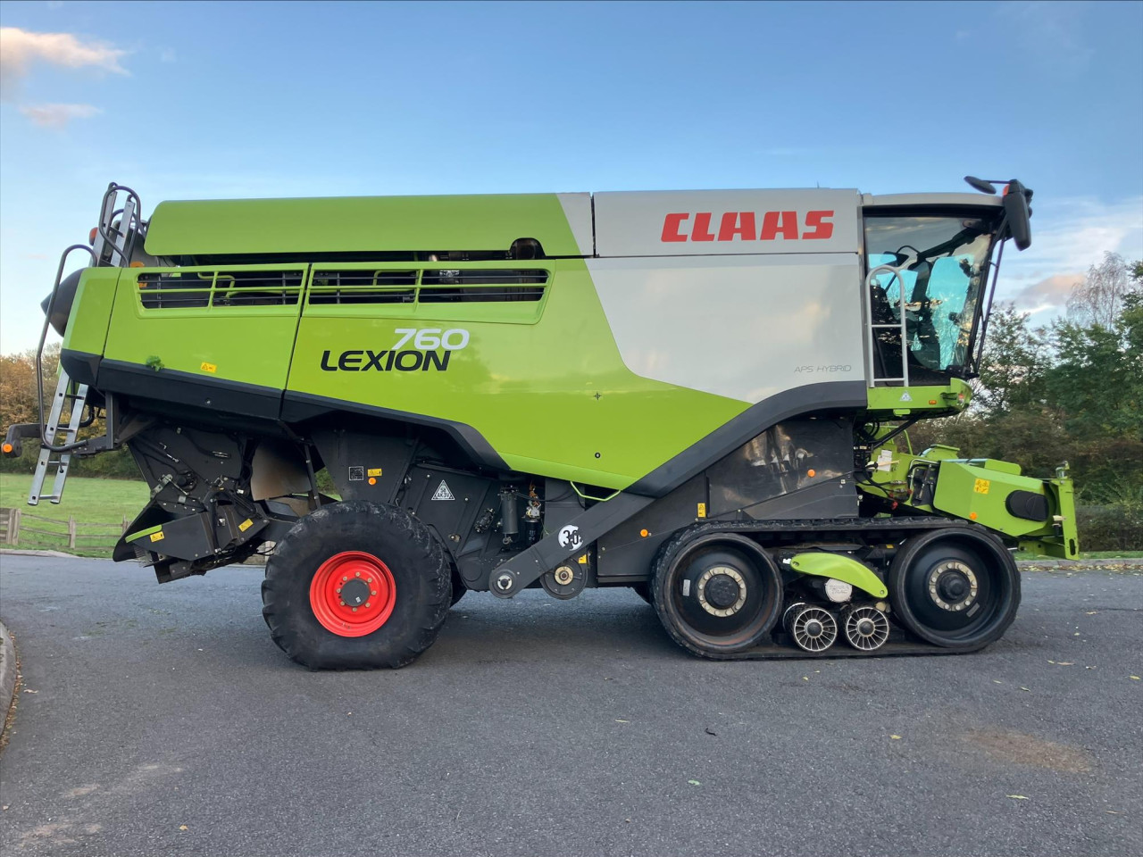 LEXION 760TT C/W V1050 CUTTERBAR
