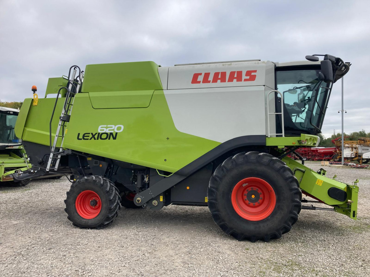 USED 2015 LEXION 620 C/W V620 C/BAR