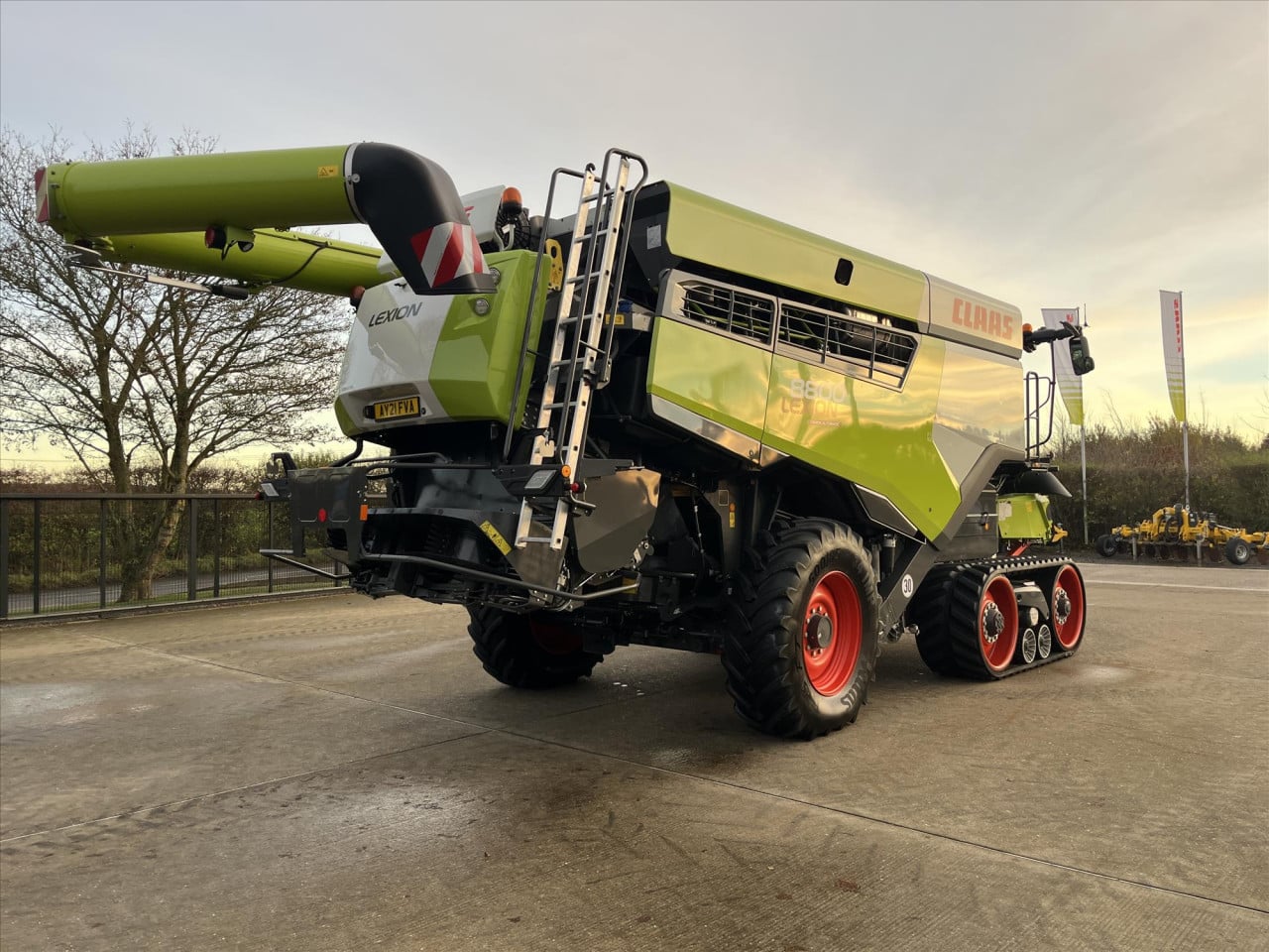 LEXION 8800TT C/W V1380 VARIO CUTTERBAR (53602033)