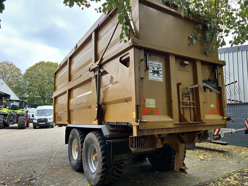 b053c18d-e29d-48f5-b059-eb64f7a7698e