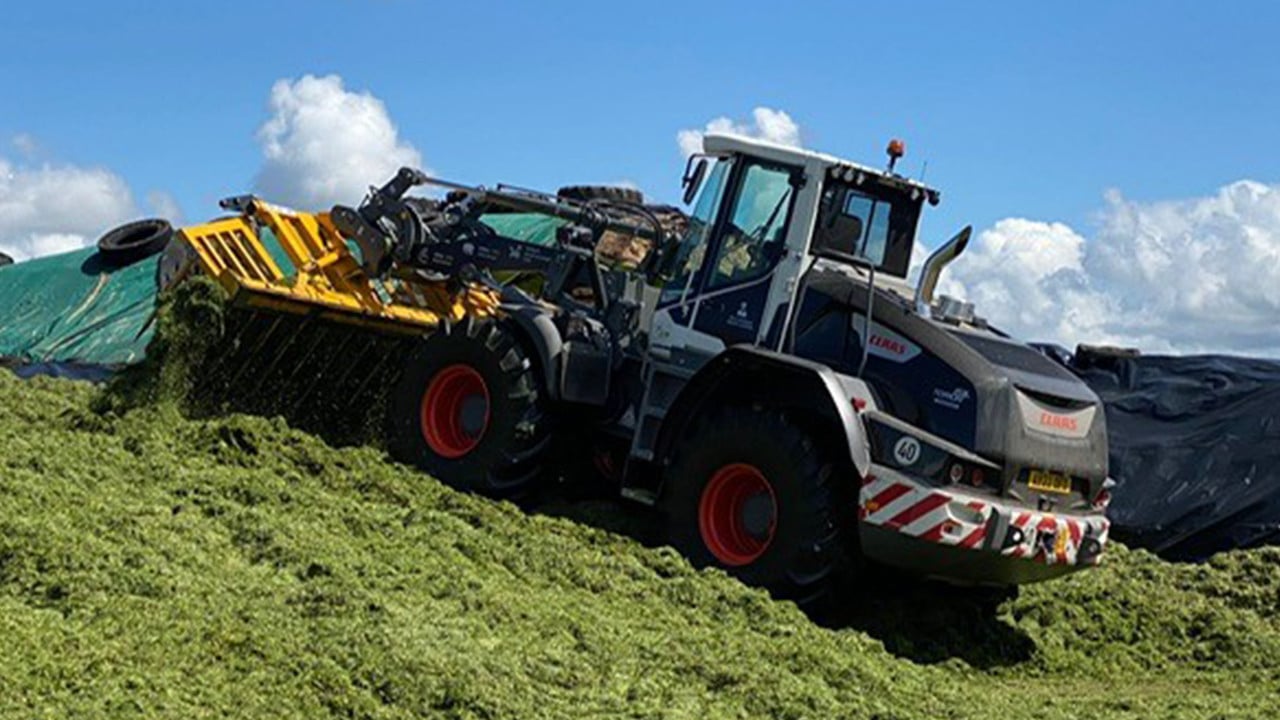 CLAAS Torion 1511p loading shovel makes light work of clamping silage on-farm in mid-Cornwall
